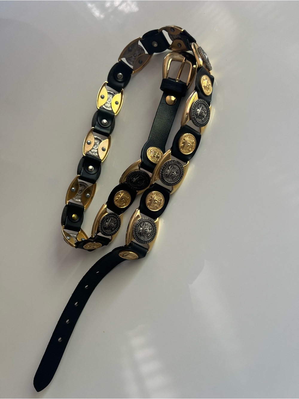 Vintage 90s Versace (Estro Versa)
Medusa Head Brass & Leather Link Belt
SIZE XL